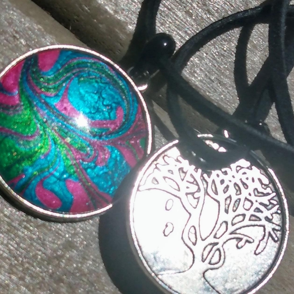 Hand-painted tourquiose! In this 30mm necklace